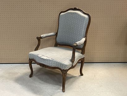Fauteuil en bois sculpté, dossier à la Reine.
Style...