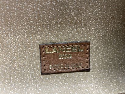 LANCEL: vanity case. 
24 x 35 x 22 cm. 
usagé
...
