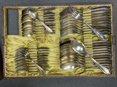 Ménagère de couverts en métal argenté comprenant
-...