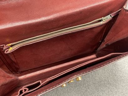 Jean PAX: Deux sacs à main en box bordeaux...