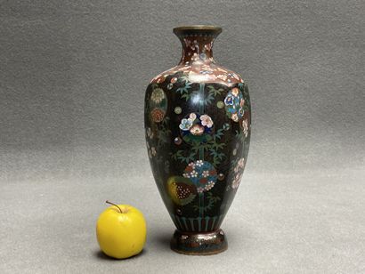 Vase en émaux cloisonnés à décor de végétaux....