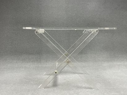 Trois petites tables pliantes en plexiglass....