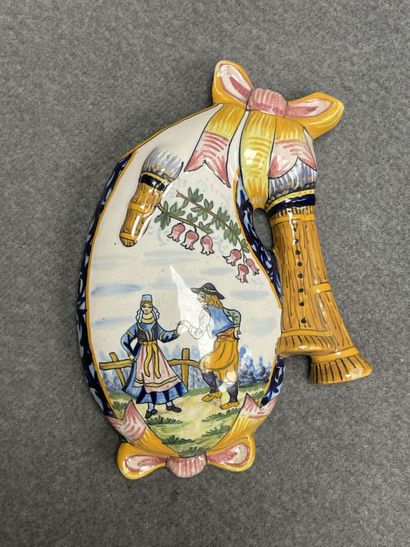 Lot de faïences de Quimper :

Paire de bouquetières...