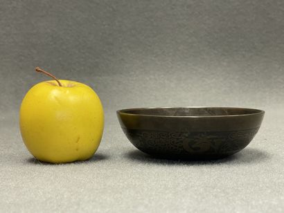 Asie 
Coupe en bronze patiné. 
H. :4 cm....