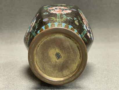 Vase en émaux cloisonnés à décor de végétaux....
