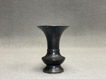 Asie. 
Vase en bronze. 
H. :13 cm. 
sans...
