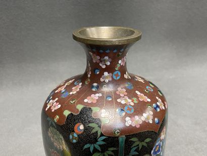 Vase en émaux cloisonnés à décor de végétaux....