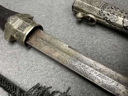 Deux koumia d'Afrique du nord. 
L. :44 cm...