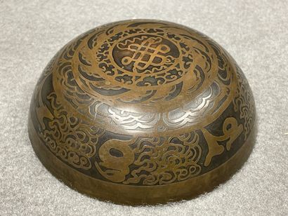 Asie 
Coupe en bronze patiné. 
H. :4 cm....