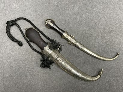 Deux koumia d'Afrique du nord. 
L. :44 cm...
