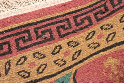 Tapis en laine à fond vieux rose à décor...