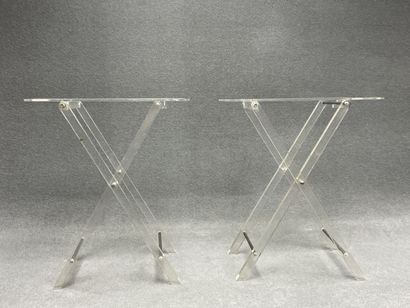 Trois petites tables pliantes en plexiglass....