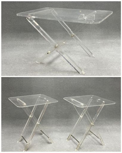 Trois petites tables pliantes en plexiglass....