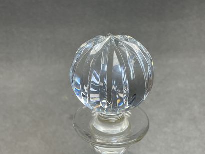 Carafe en cristal taillé. 
H. :27 cm.