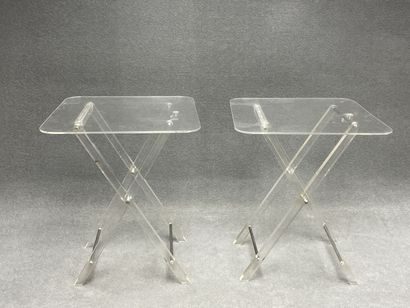 Trois petites tables pliantes en plexiglass....