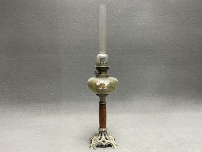 Lampe à pétrole en verre à décor peint de...