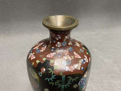 Vase en émaux cloisonnés à décor de végétaux....