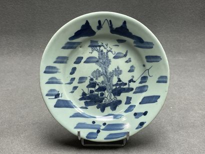 Assiette en porcelaine de Chine XIX°. 
D....