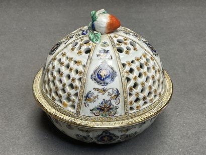 Pot pourri en porcelaine allemande ajourée,...