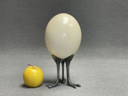 Oeuf d'autruche sur socle métallique pied...