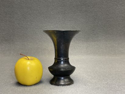 Asie. 
Vase en bronze. 
H. :13 cm. 
sans...