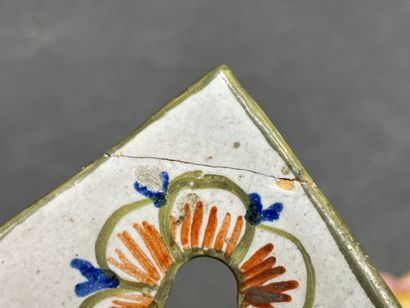 Lot de faïences de Quimper :

Paire de bouquetières...