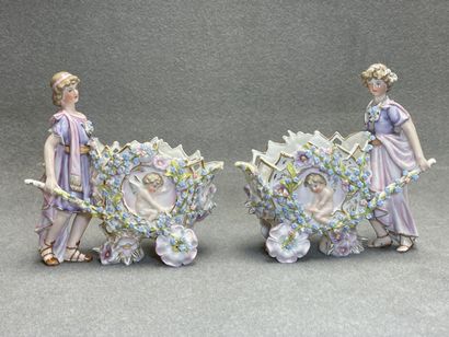 Femmes au chariot de fleurs. 
Deux statuettes...