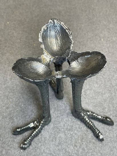 Oeuf d'autruche sur socle métallique pied...