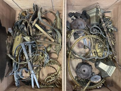 Deux caisses de quincaillerie d'ameublem...