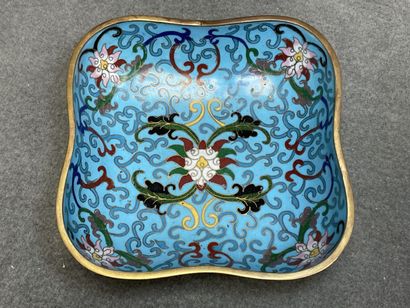 Coupe en émaux cloisonnés. 
Chine XX°
5 x...