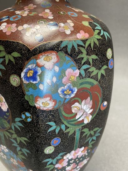 Vase en émaux cloisonnés à décor de végétaux....