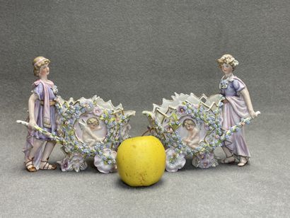 Femmes au chariot de fleurs. 
Deux statuettes...
