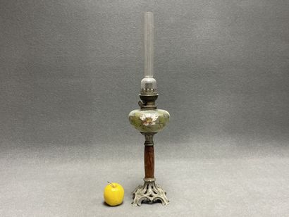 Lampe à pétrole en verre à décor peint de...