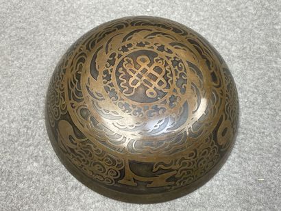 Asie 
Coupe en bronze patiné. 
H. :4 cm....