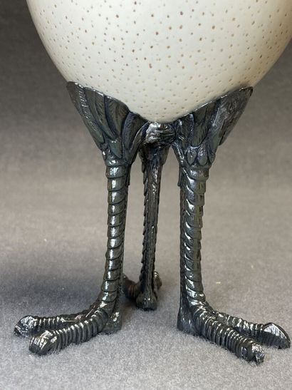 Oeuf d'autruche sur socle métallique pied...