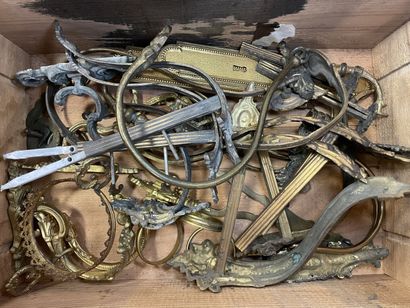 Deux caisses de quincaillerie d'ameublem...