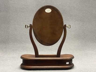 Miroir de table type barbière en bois teinté.
H:...