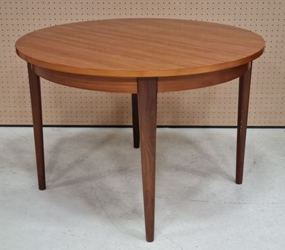 Table ronde en placage de bois exotique.
D:...