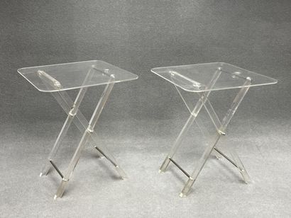 Trois petites tables pliantes en plexiglass....