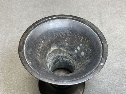 Asie. 
Vase en bronze. 
H. :13 cm. 
sans...