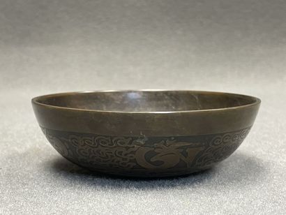 Asie 
Coupe en bronze patiné. 
H. :4 cm....
