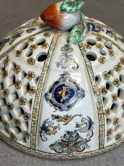 Pot pourri en porcelaine allemande ajourée,...