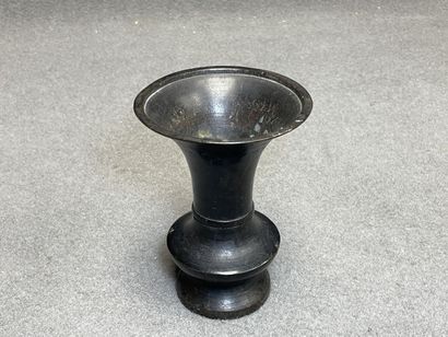Asie. 
Vase en bronze. 
H. :13 cm. 
sans...