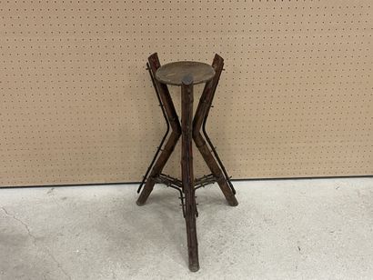 Sellette tripode en bambou. 
H. :80 cm.