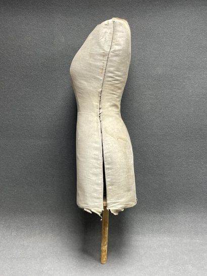 Mannequin de couturière réglable
H: 90 cm
Manque...