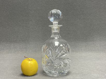 Carafe en cristal taillé. 
H. :27 cm.