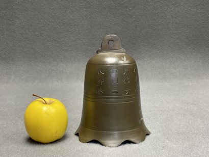 Asie. 
Cloche en bronze. 
H. :18 cm. 
Ac...