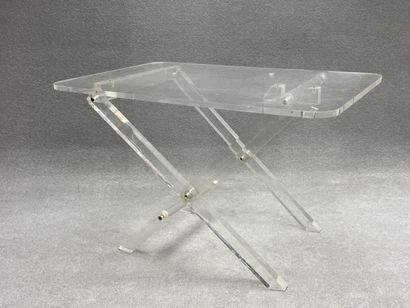 Trois petites tables pliantes en plexiglass....