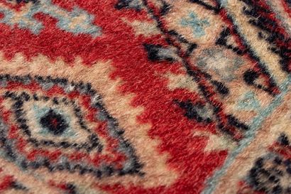 Pakistanais, travail moderne 
Tapis en laine...