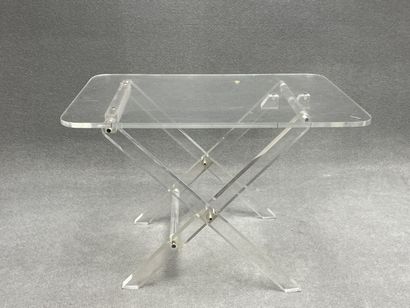 Trois petites tables pliantes en plexiglass....
